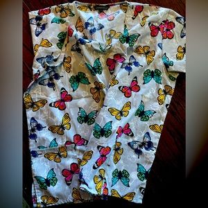 Cassandra O scrub top size 2X. Fits like 1x comfy and slick feel. 🥰 this!